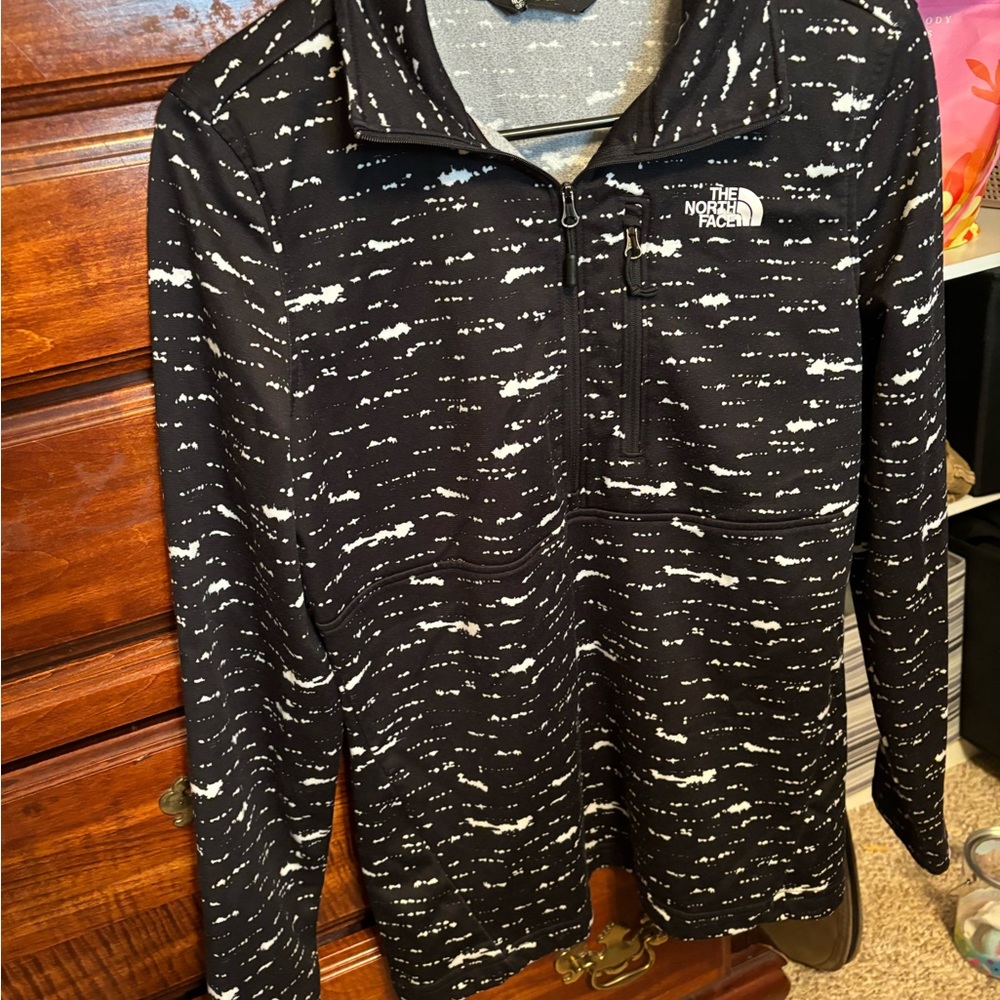 Black and white north face pullover